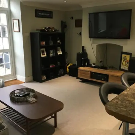 Spectacular & Central Garden 1 Bedroom